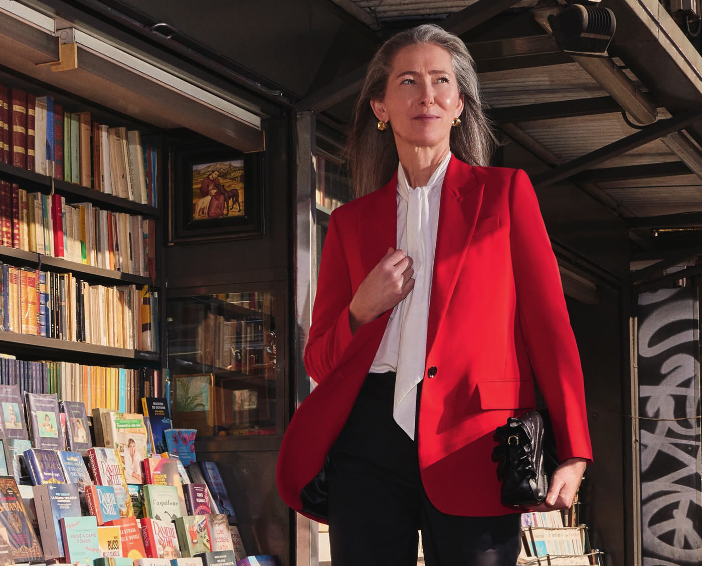 Editorial de campaña Neauvia 2026 — modelo en blazer rojo