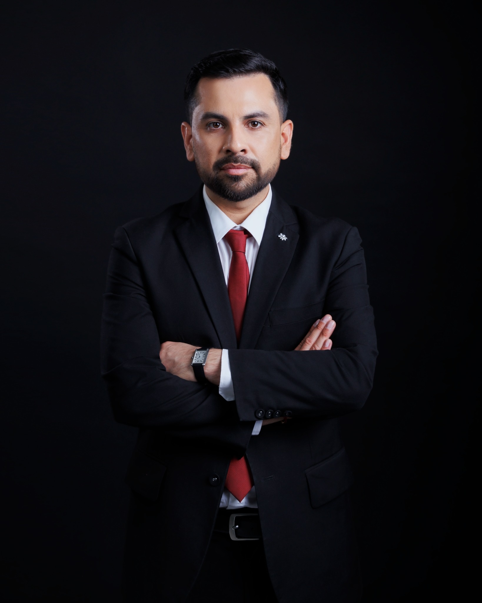 Dr. Diego Araya Bruna, rostro y torso visibles, con traje oscuro y corbata roja